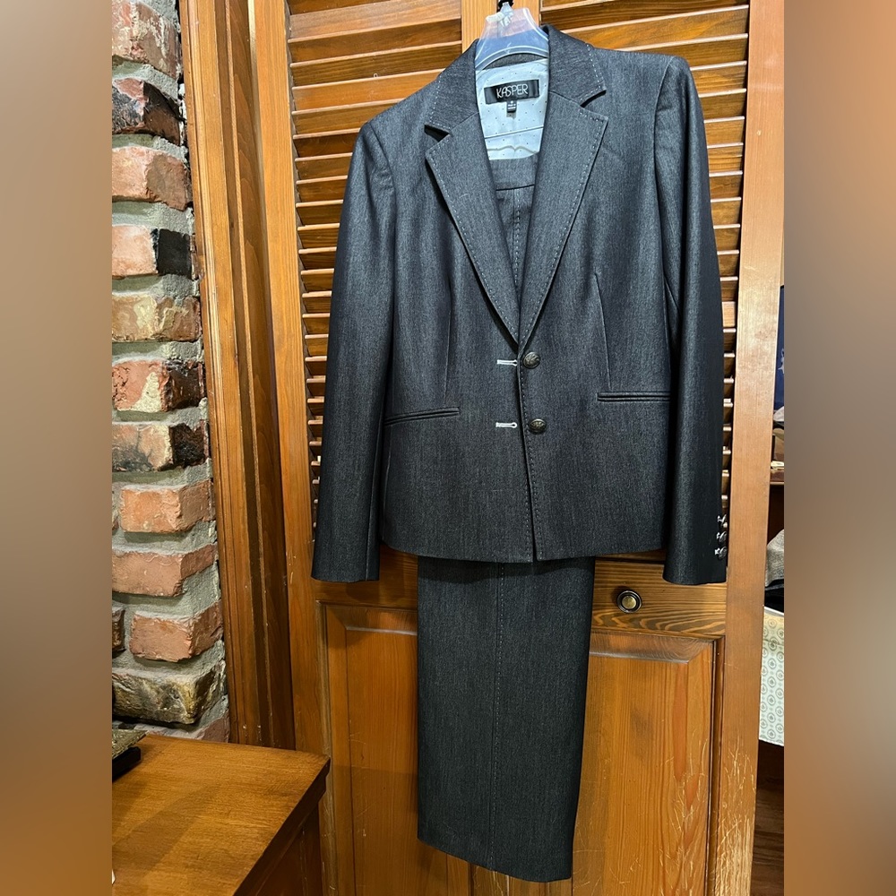 Women’s 2 piece KASPER Pant Suit . Size 6